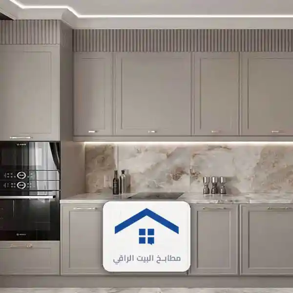  تفصيل خزانات مطبخ في الرياض باللون البيج المائل الى البني